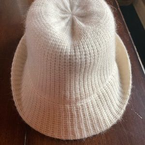 Cream gap knitted fedora